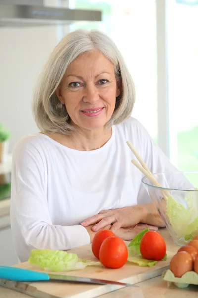 Retrato de mulher idosa na cozinha — Fotografia de Stock