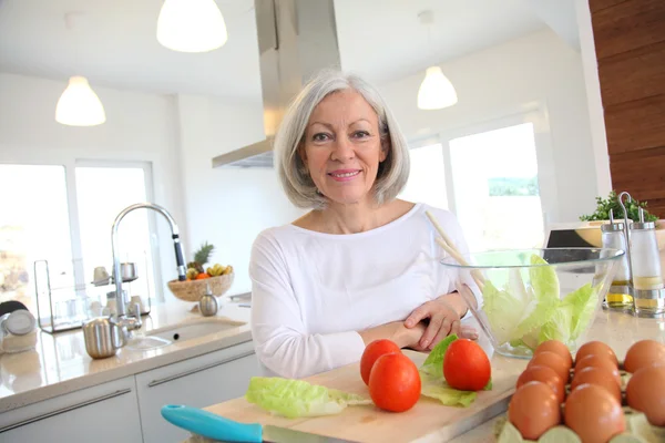 Porträt einer Seniorin in der Küche — Stockfoto