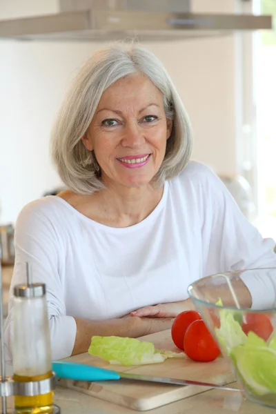 Portret van senior vrouw in keuken — Stockfoto
