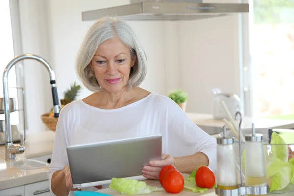 Portrait of senior woman in kitchen — Stock Photo, Image