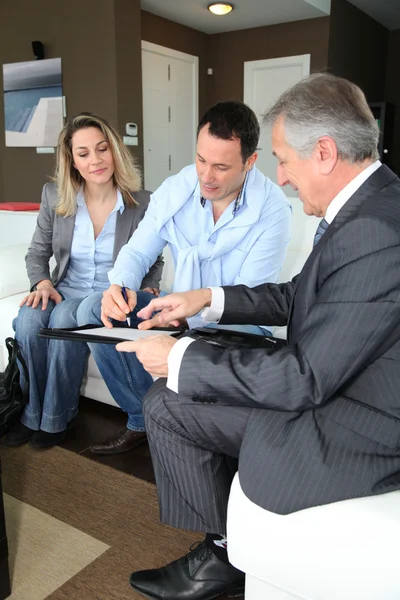 Couple with real-estate agent signing home investment contract — Stock Photo, Image