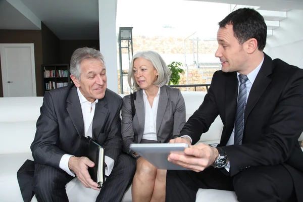 Idősebb pár tanácsadó pénzügyi terv megvitatása — Stock Fotó