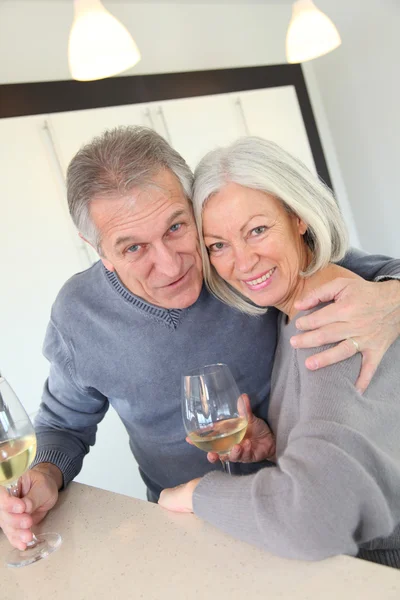 Pasangan senior minum anggur di dapur rumah — Stok Foto