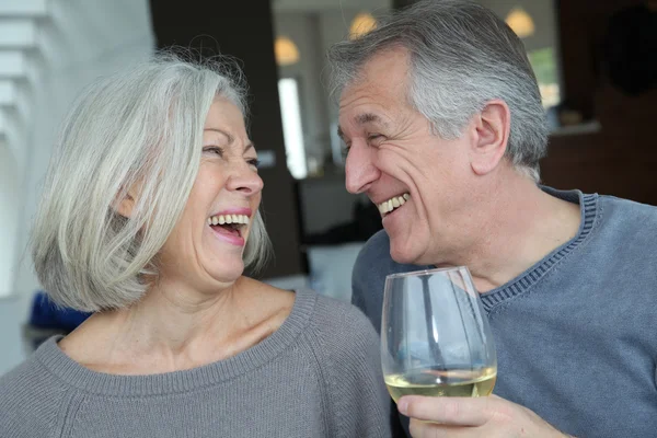Portrét snoubence starší fandění s vínem — Stock fotografie