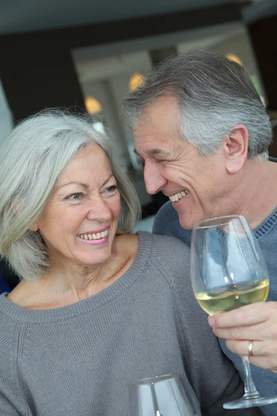 Portrait de heureux couple de personnes âgées acclamant avec du vin — Photo