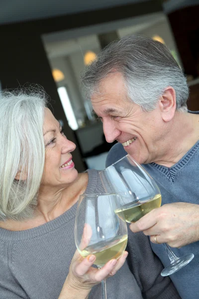 Ritratto di felice coppia di anziani tifo con vino — Foto Stock