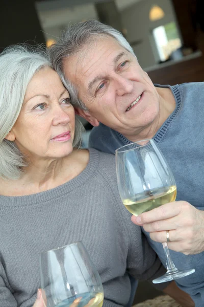 Portrét snoubence starší fandění s vínem — Stock fotografie