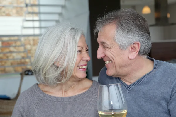 Portret van gelukkig in geliefde senior koppel — Stockfoto