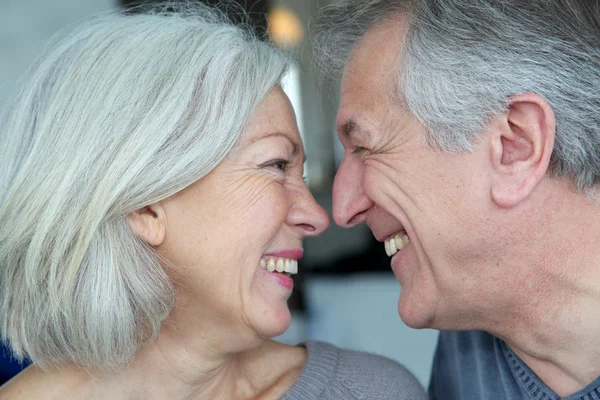 愛する人の年配のカップルの幸せのポートレート — ストック写真