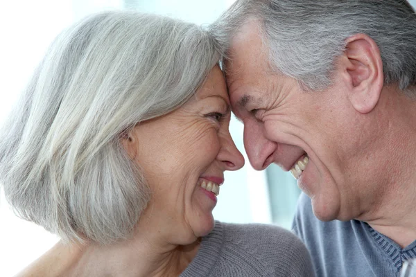 Портрет щасливої у коханій старшій парі — стокове фото