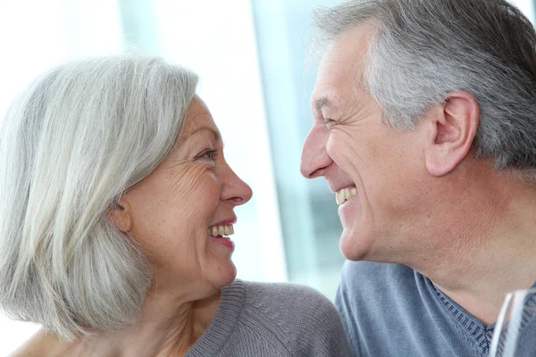 Портрет щасливої у коханій старшій парі — стокове фото