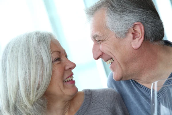 Portret van gelukkig in geliefde senior koppel — Stockfoto