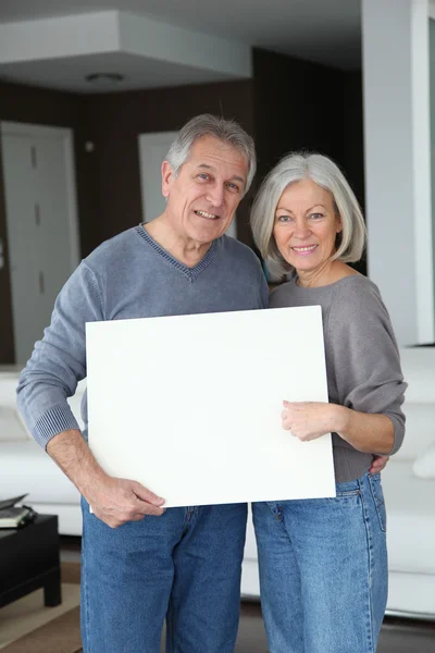 Pasangan senior memegang papan pesan — Stok Foto