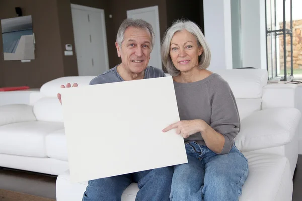 メッセージ ボードを保持している年配のカップル — ストック写真