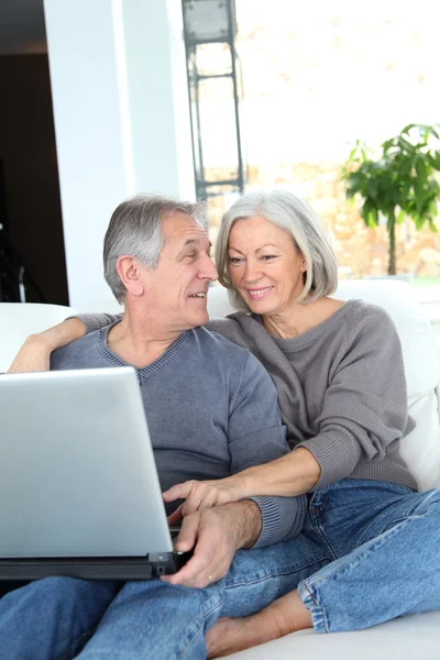 Senior couple surfing on internet at home — Stock Photo, Image