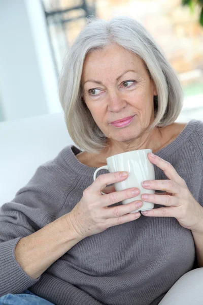 Donna anziana bere bevanda calda — Foto Stock