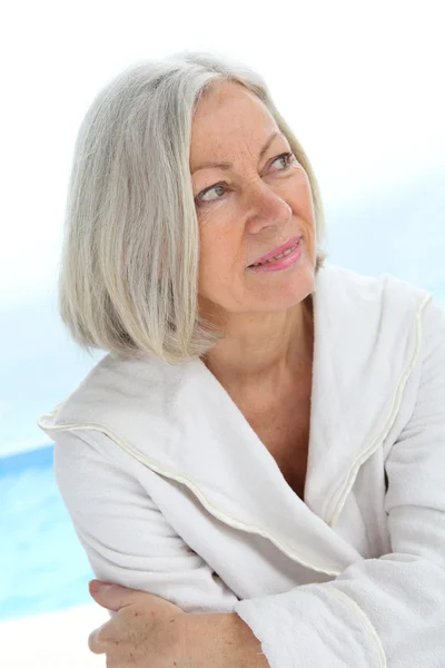 Portret van senior vrouw in badjas — Stockfoto