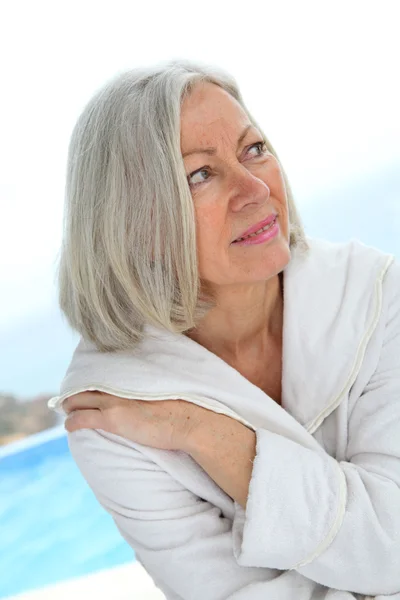 Portret van senior vrouw in badjas — Stockfoto