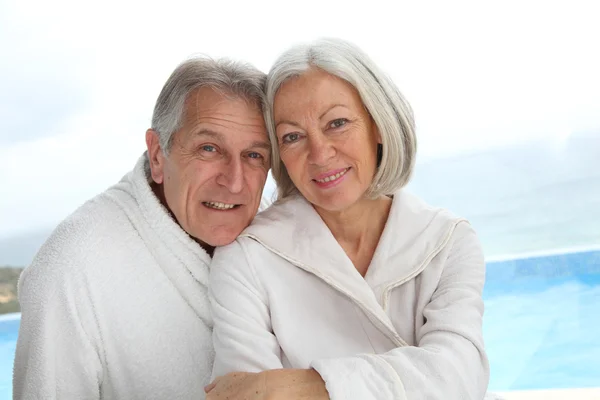 Портрет счастливой пожилой пары в спа-центре — стоковое фото