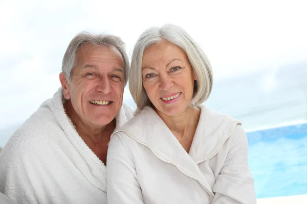 Retrato de pareja mayor feliz en el centro de spa — Foto de Stock
