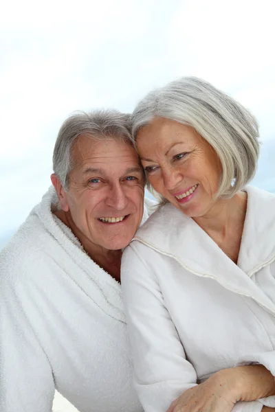 Portrét šťastný starší pár v lázeňském centru — Stock fotografie