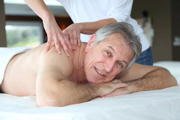 Hombre mayor recibiendo un masaje — Foto de Stock