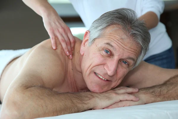 Hombre mayor recibiendo un masaje —  Fotos de Stock