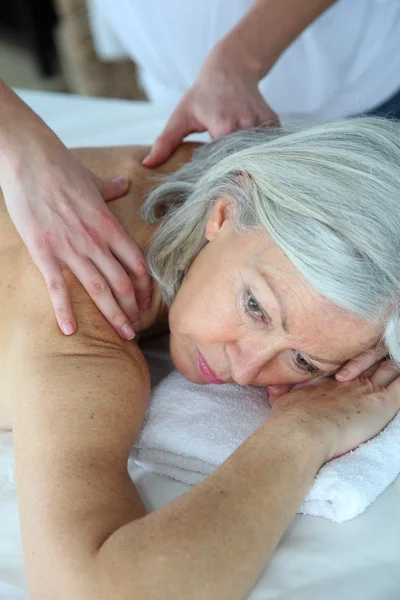 Femme âgée ayant un massage — Photo
