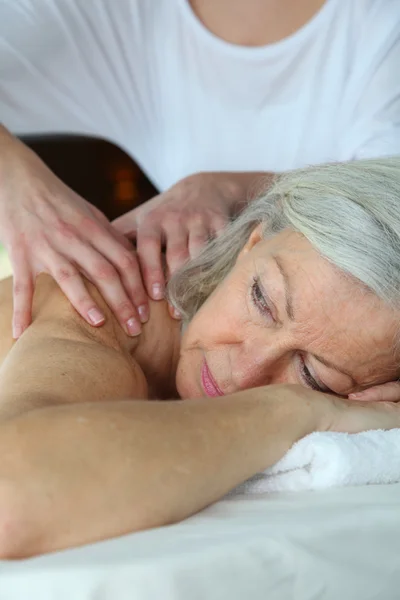 Mujer mayor teniendo un masaje — Foto de Stock