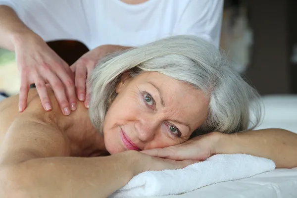 Mujer mayor teniendo un masaje —  Fotos de Stock