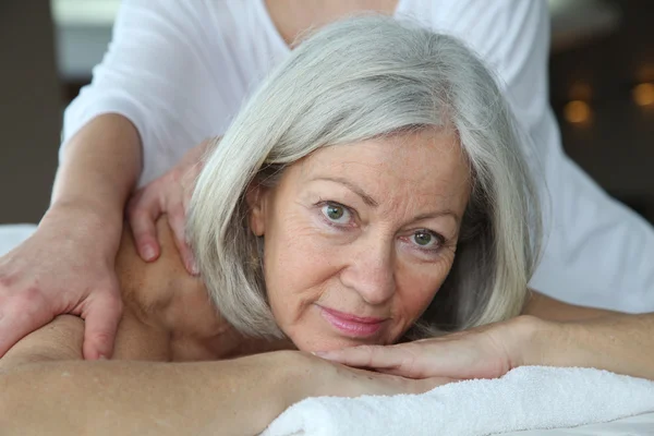 Senior mulher fazendo uma massagem — Fotografia de Stock