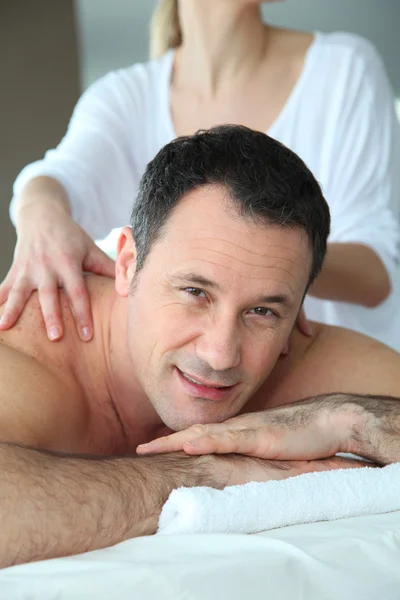 Hombre guapo teniendo un masaje — Foto de Stock
