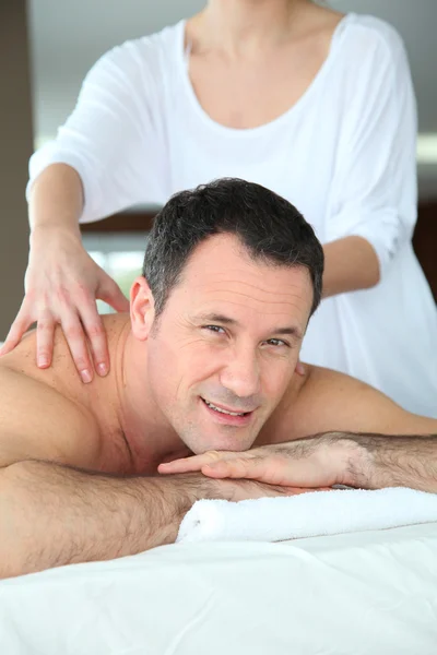 Hombre guapo teniendo un masaje —  Fotos de Stock