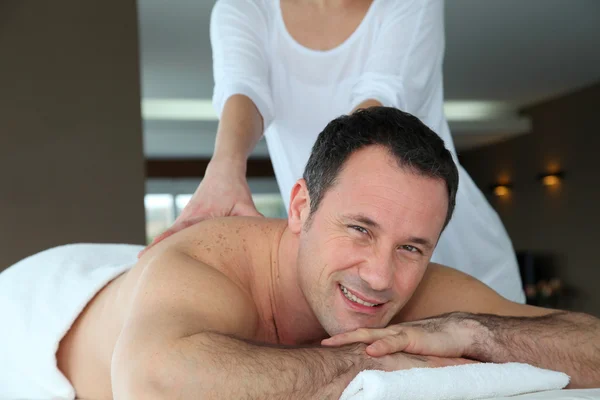 Knappe man met een massage — Stockfoto