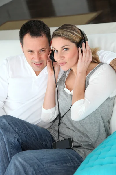 Couple listening to music with headphones — Stock Photo, Image
