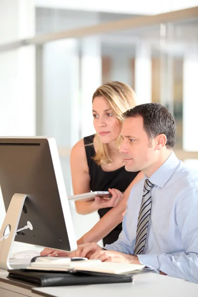 Office workers in front of computer — Stock Photo, Image