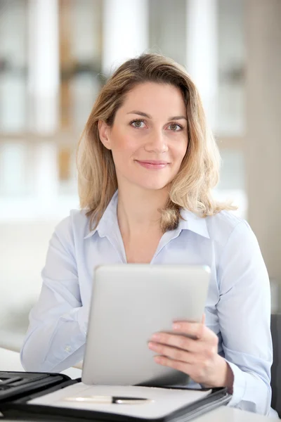 Office worker using electronic tab Royalty Free Stock Photos