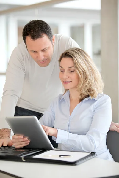 Office workers using electronic tab in the office — Stock Photo, Image