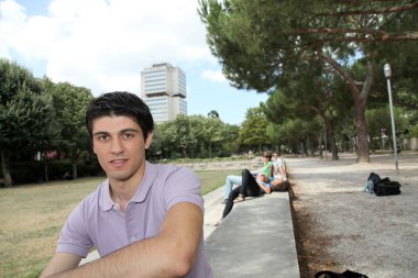 parkta oturan genç adam