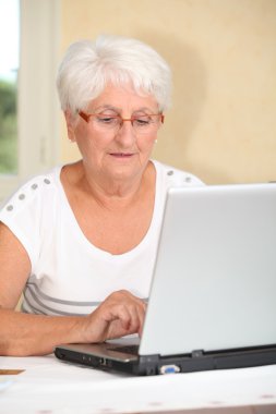 yaşlı kadın bilgisayar kullanmayı öğrenme