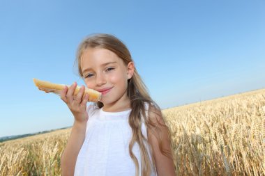 küçük kız slayt Fransız ekmek tutan