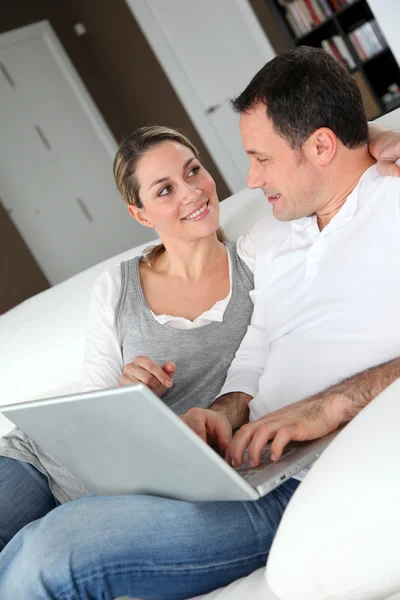Paar ontspannen in rococostijl met laptopcomputer — Stockfoto