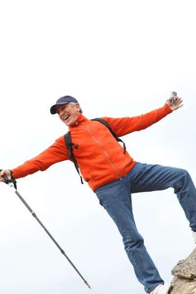 Senior-Trekker steht auf Felsen — Stockfoto