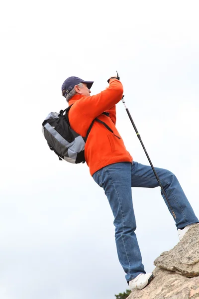 Caminhante sênior em pé na rocha — Fotografia de Stock