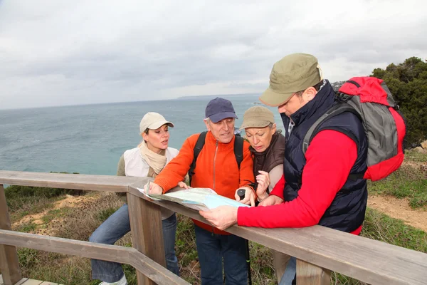 Gruppen tittar på karta på en vandring dag — Stockfoto