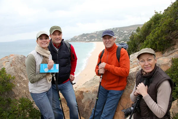 Группа туристов, стоящих на естественной тропе — стоковое фото