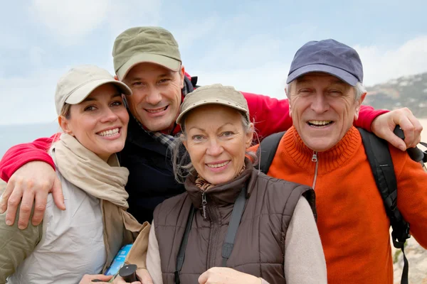 Retrato de grupo feliz de excursionistas — Foto de Stock