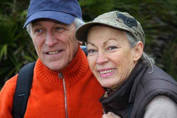 日にハイキングに年配のカップルの肖像画 — ストック写真