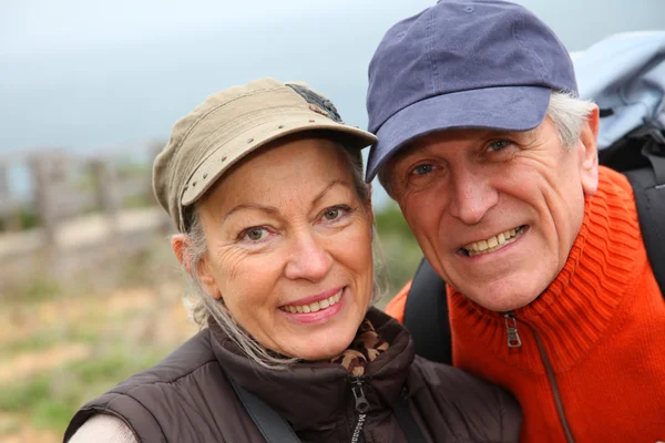 Seniorenpaar beim Wandertag porträtiert — Stockfoto