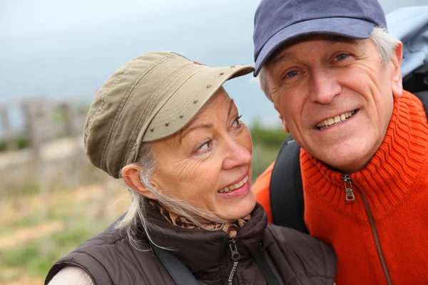 Porträtt av äldre par på vandring dag — Stockfoto